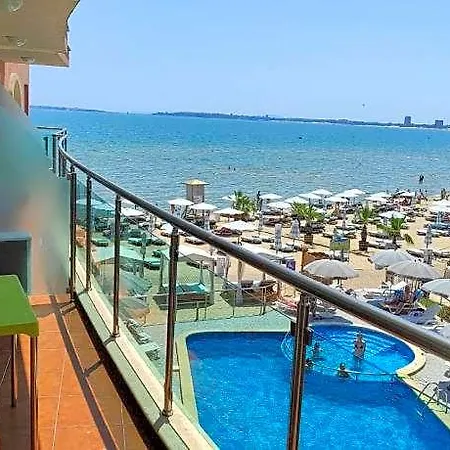 Marty's Beachfront מלון 5*