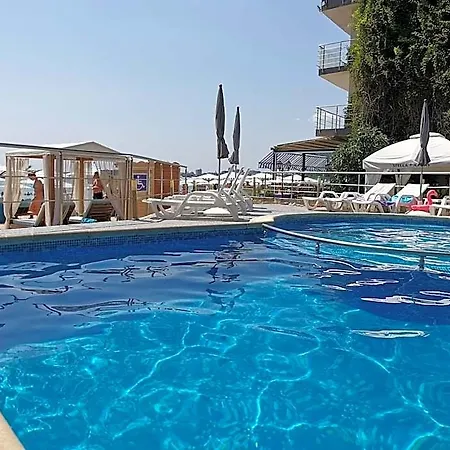 מלון Marty's Beachfront נסבר