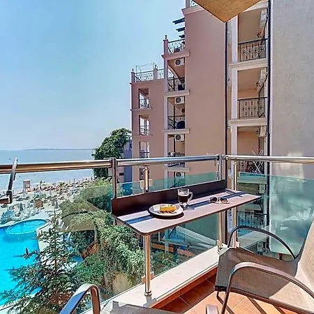 מלון Marty's Beachfront נסבר