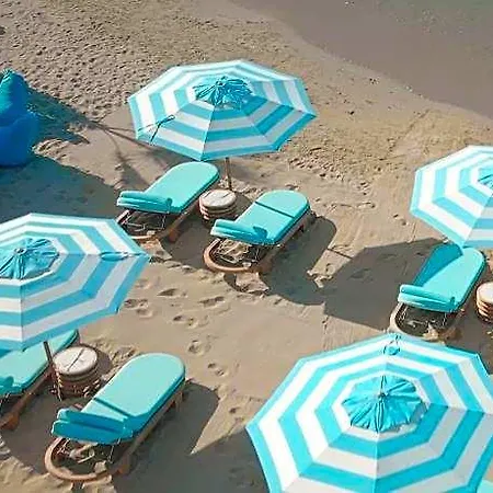 Marty's Beachfront מלון