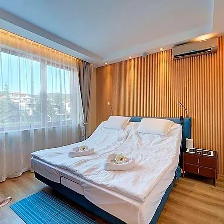 מלון Marty's Beachfront 5*