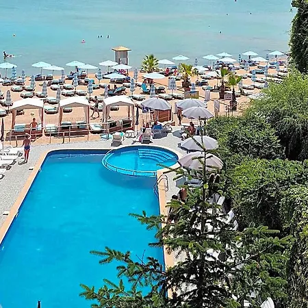 מלון Marty's Beachfront נסבר