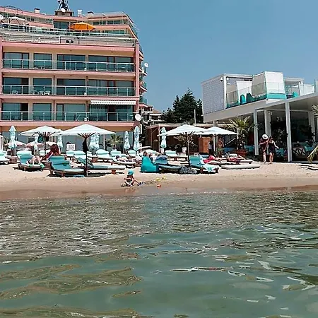 Marty's Beachfront מלון 5*